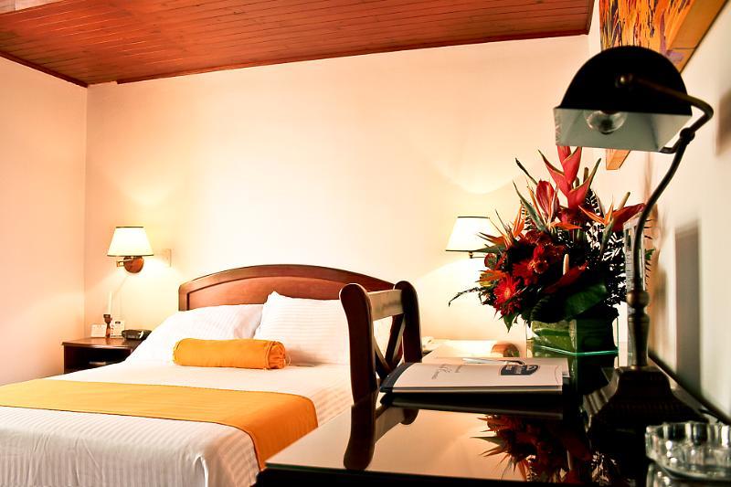 Hotel Emaus Bogota Bagian luar foto